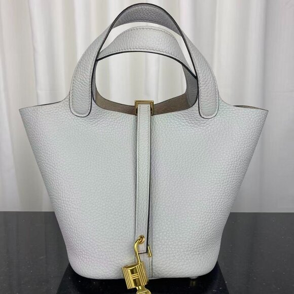 Classic Hermes Bag: A Stylish and Versatile Choice for Elegance - Picture 1 of 6